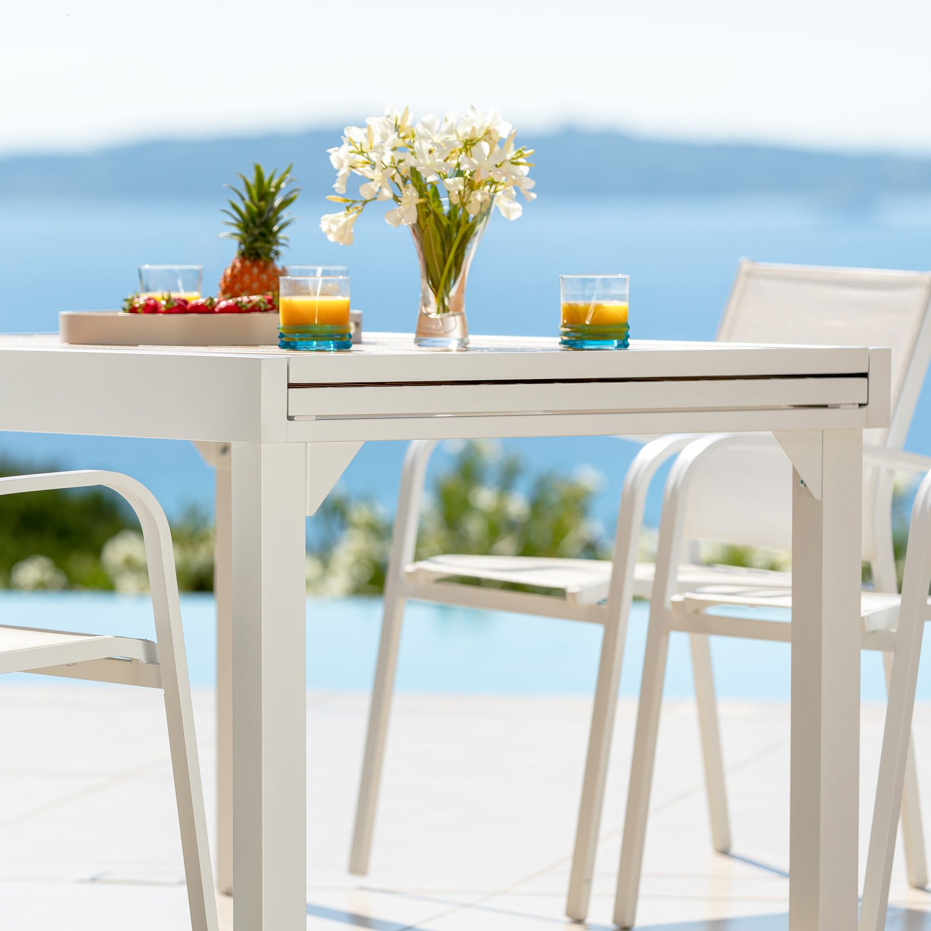 Table de jardin extensible en aluminium 10 places effet bois (135/270 x 90 cm) Murano Blanc