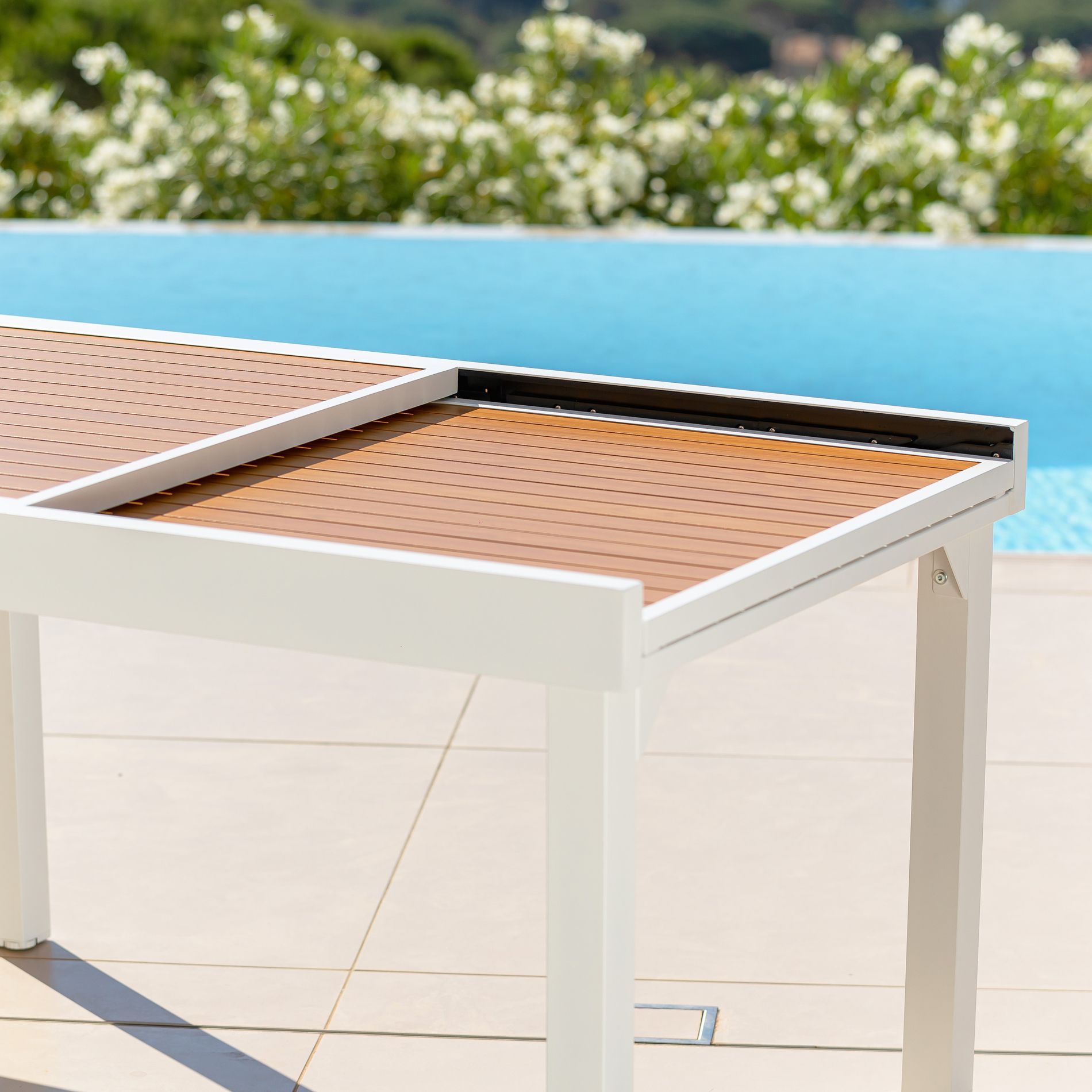 Table de jardin extensible en aluminium 10 places effet bois (135/270 x 90 cm) Murano Blanc