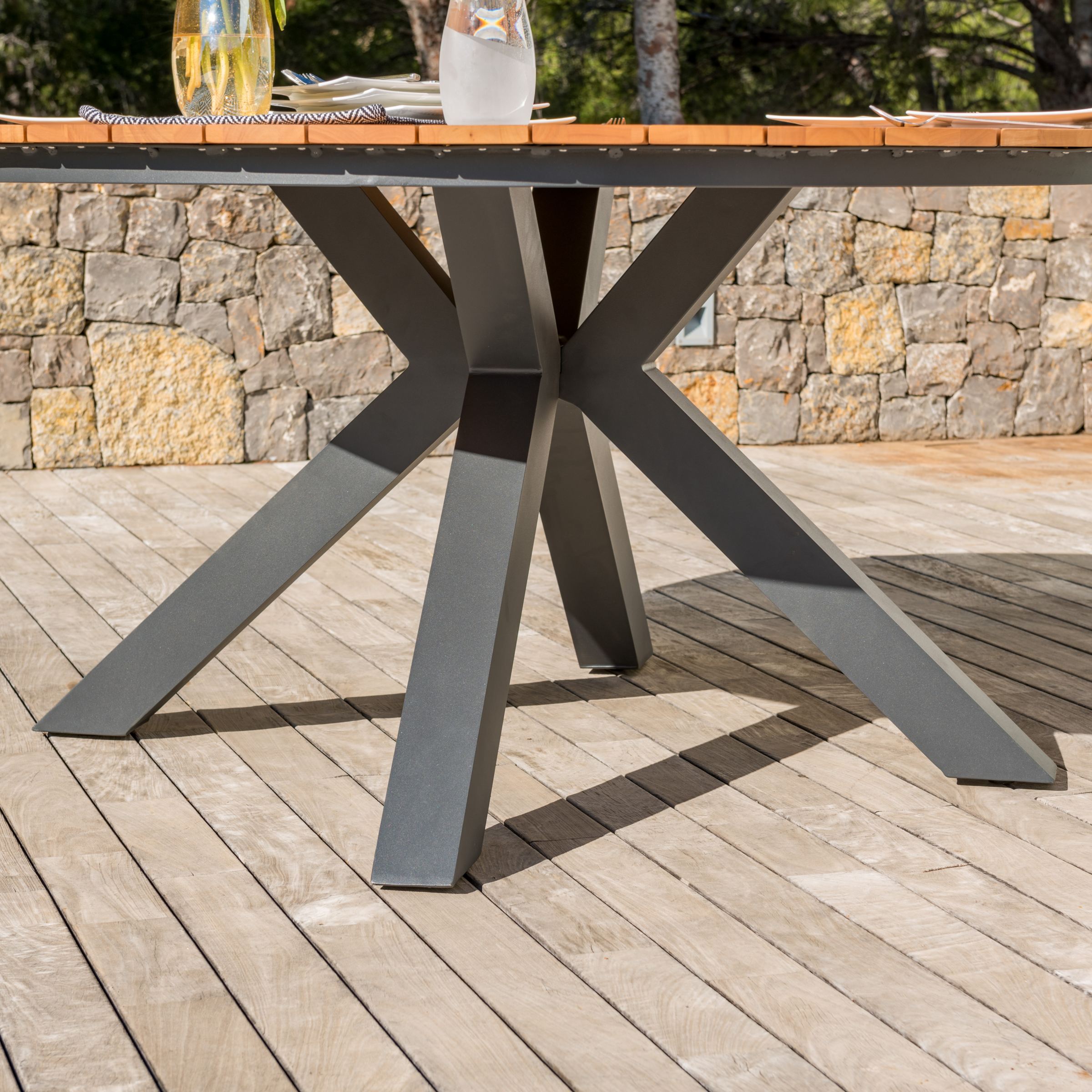 Table de jardin ronde en aluminium et bois teck 8 places (D140 cm) Bali Gris anthracite