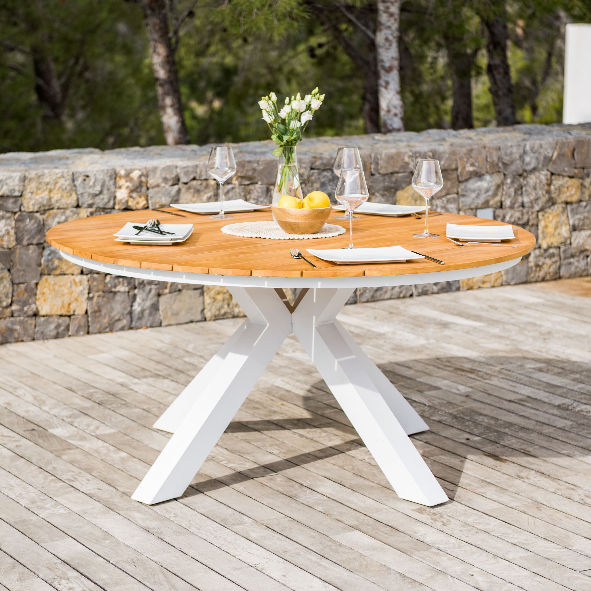 Table de jardin ronde en aluminium et bois teck 8 places (D140 cm) Bali Blanc