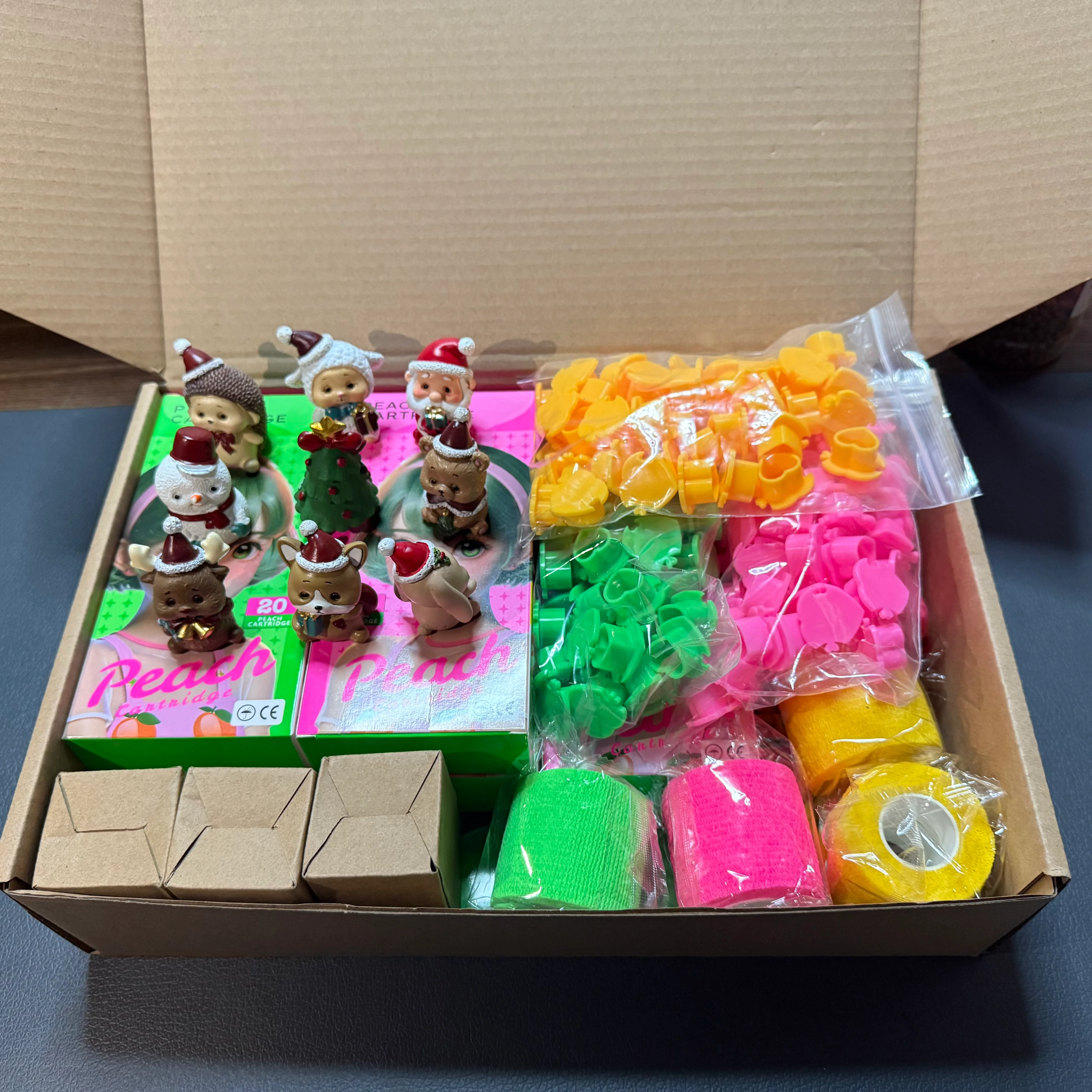 PEACH Weihnachts-Sparset (Weihnachts-Puppen Blindbox, Tattoo-Tintenpatronen, Tattoo-Transferpapier, Tattoo-Farbkappen, Bandage)