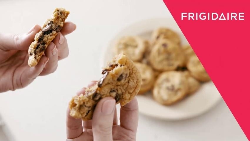 Frigidaire 30-in Glass Top 5 burners 5.3-cu ft Convection Oven Slide-In Electric Range Fingerprint Resistant Stainless Steel )