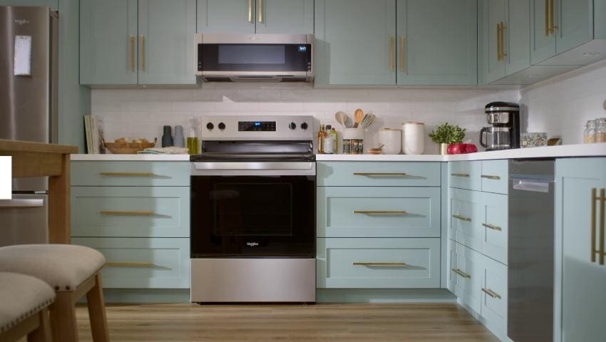Whirlpool 30-in Glass Top 5 burners 5.3-cu ft Freestanding Electric Range ( White )