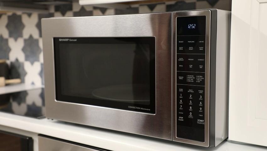 Sharp 1 5 cu ft Medium 900 Watt Sensor Cooking Controls Countertop Microwave Black