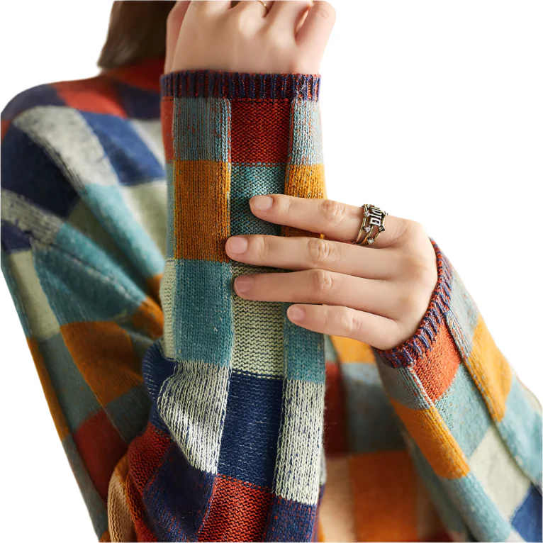 Chic Rullekrave Sweater med Feminine Detaljer