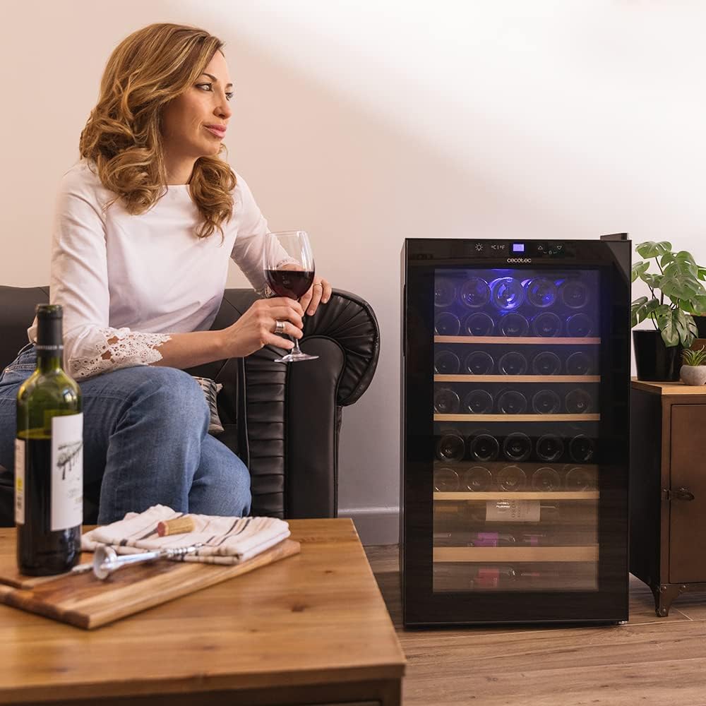 Cecotec vinkylskåp GrandSommelier 24000 svart kompressor. 24 flaskor med kompressor som garanterar hög prestanda. Justerbar temperatur och pekkontrollpanel