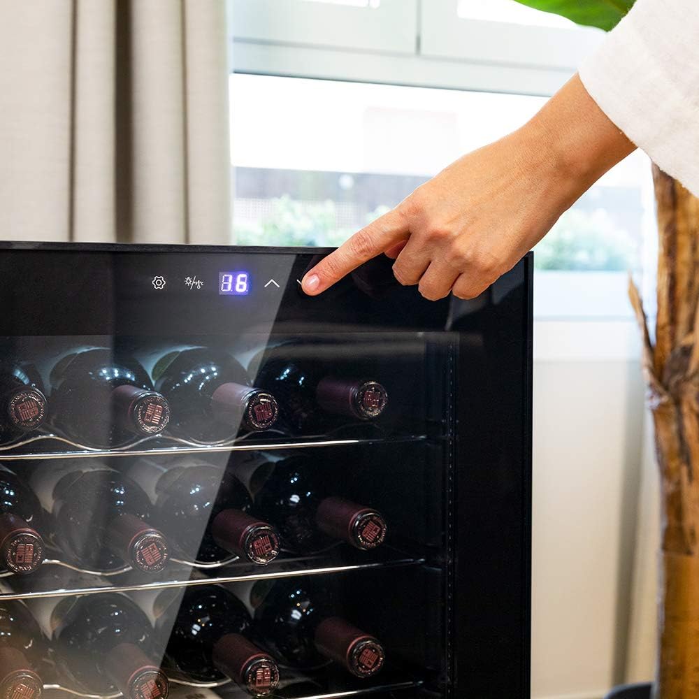 Cecotec vinkylskåp GrandSommelier 24000 svart kompressor. 24 flaskor med kompressor som garanterar hög prestanda. Justerbar temperatur och pekkontrollpanel