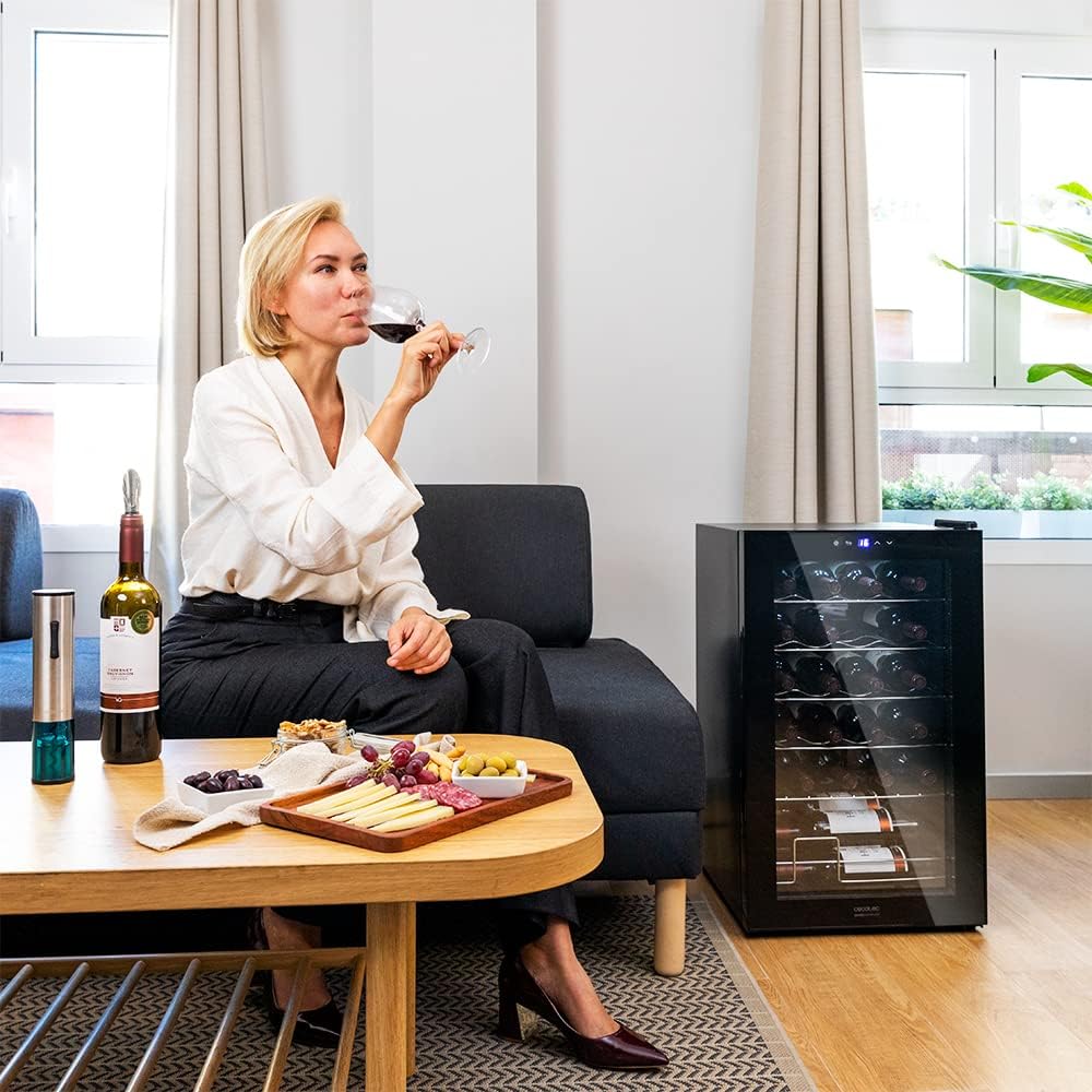 Cecotec vinkylskåp GrandSommelier 24000 svart kompressor. 24 flaskor med kompressor som garanterar hög prestanda. Justerbar temperatur och pekkontrollpanel