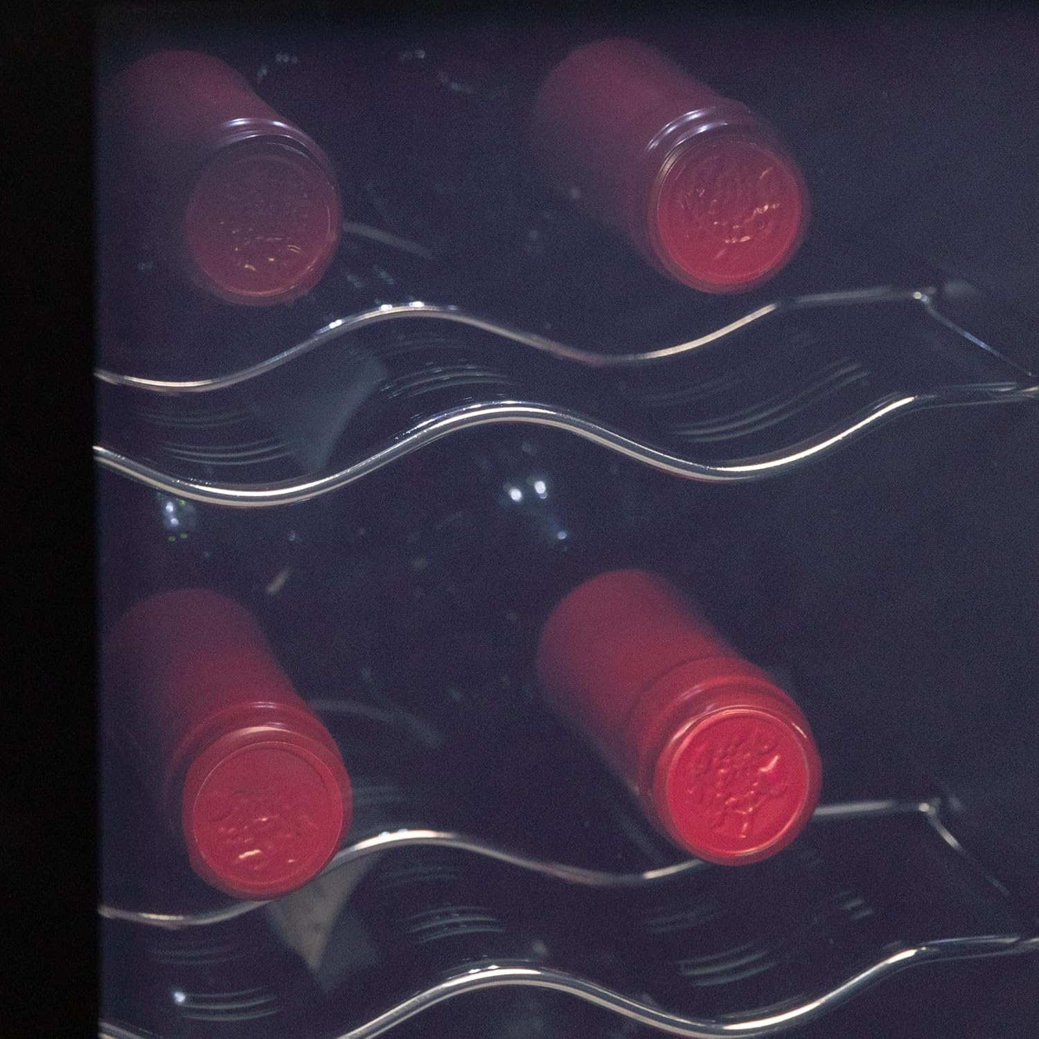 Cecotec vinkylskåp GrandSommelier 24000 svart kompressor. 24 flaskor med kompressor som garanterar hög prestanda. Justerbar temperatur och pekkontrollpanel