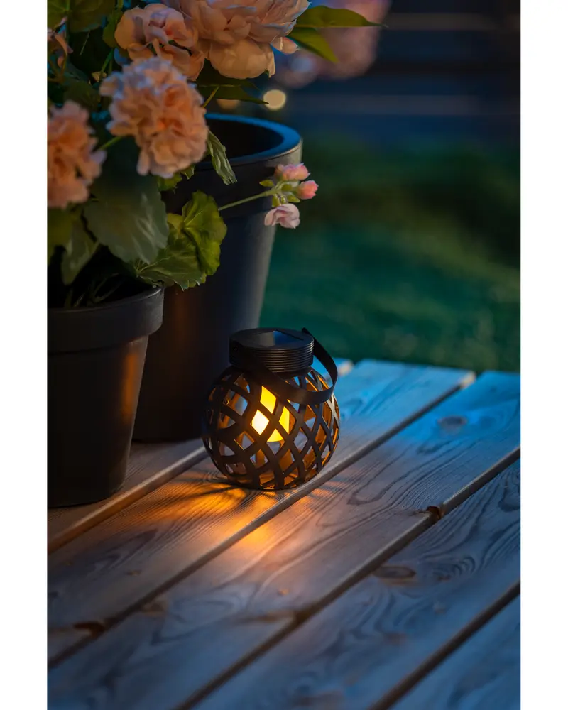 Solcellslanterna flammande