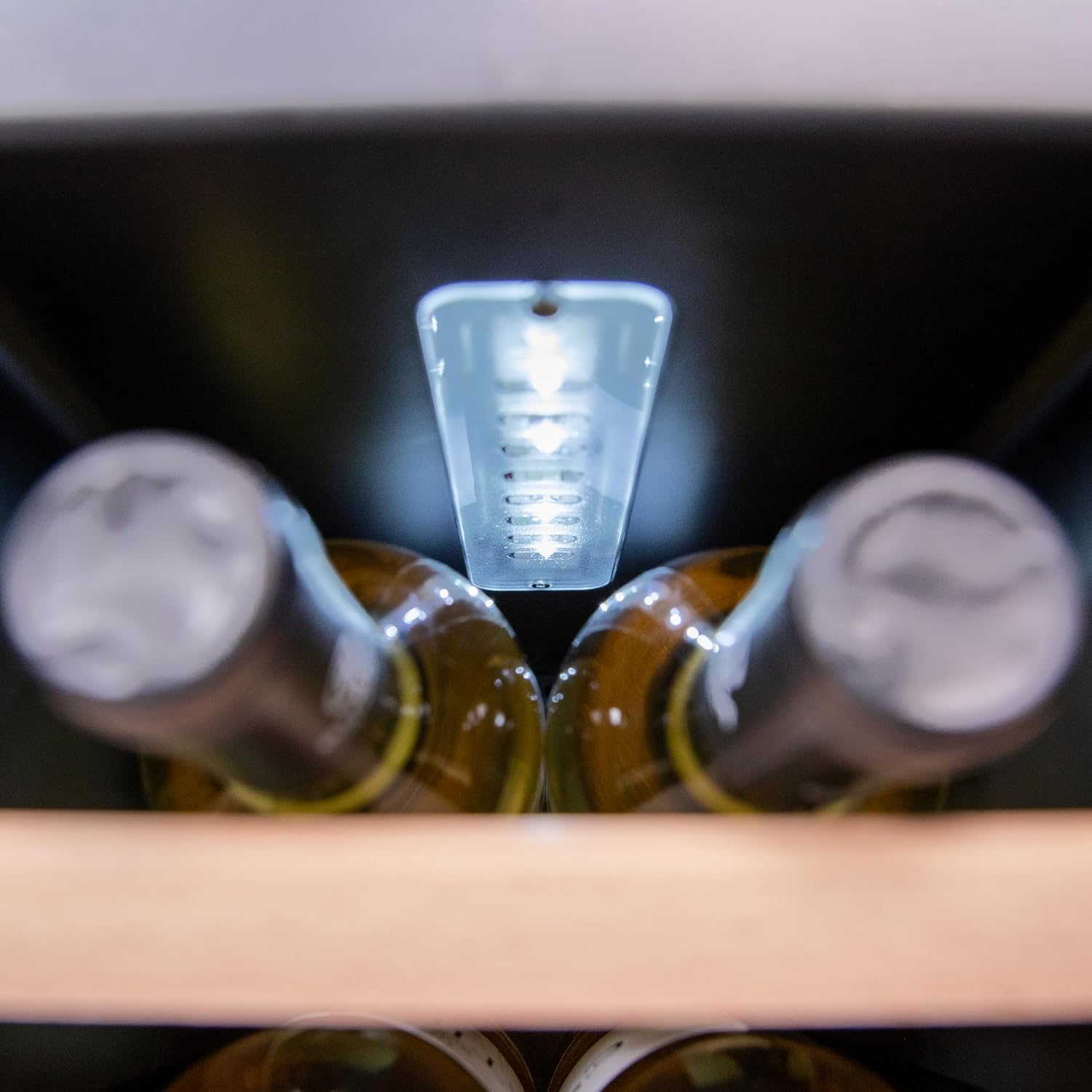 Cecotec vinkylskåp GrandSommelier 24000 svart kompressor. 24 flaskor med kompressor som garanterar hög prestanda. Justerbar temperatur och pekkontrollpanel