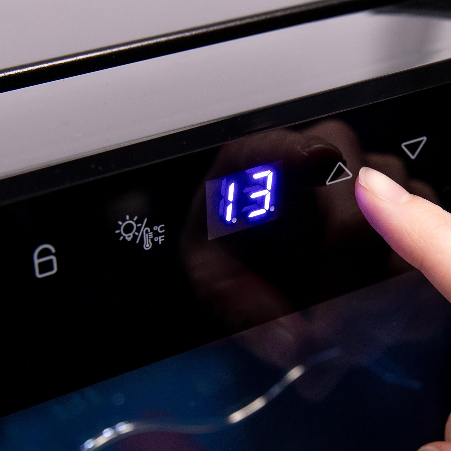 Cecotec vinkylskåp GrandSommelier 24000 svart kompressor. 24 flaskor med kompressor som garanterar hög prestanda. Justerbar temperatur och pekkontrollpanel