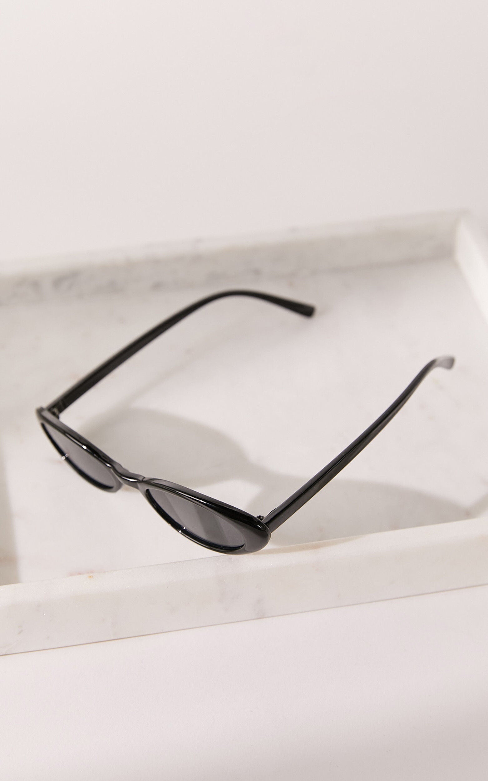 Ezra Thin Oval Sunglasses in Black