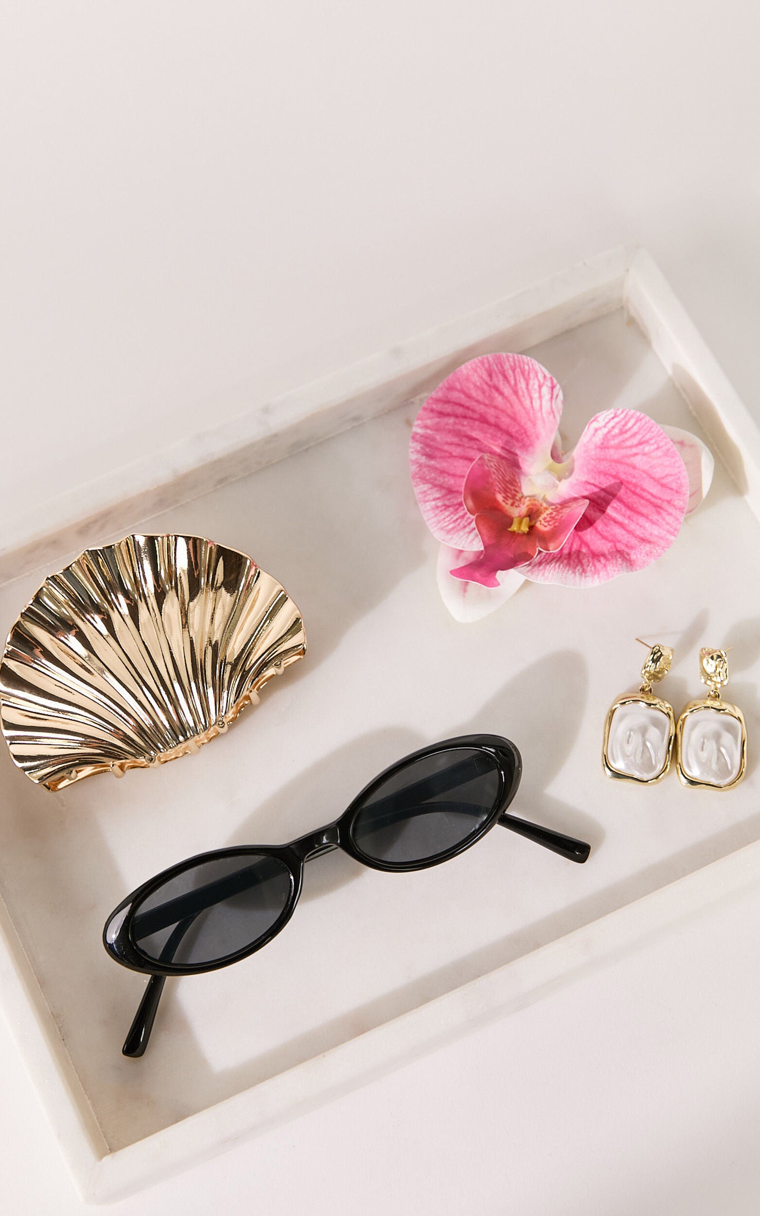 Ezra Thin Oval Sunglasses in Black