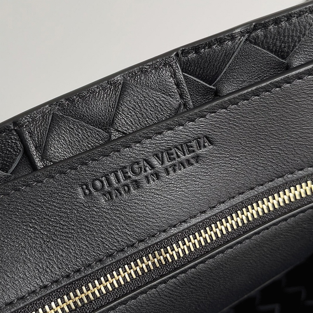 Replica Bottega Veneta Medium Andiamo Bag Black