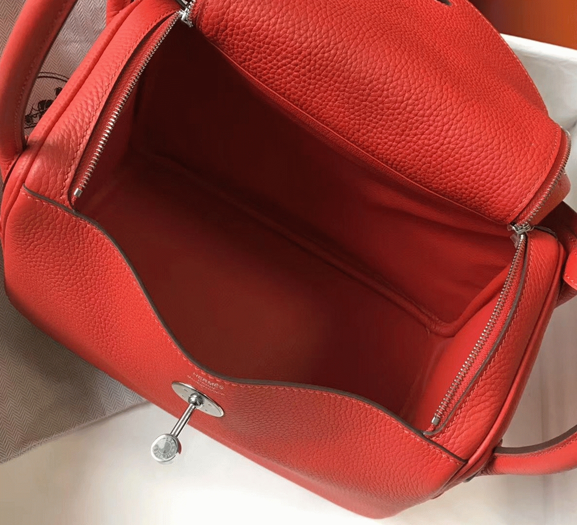 Fake Hermes Lindy 26cm handbag in red