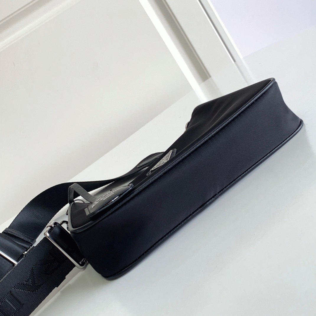 Prada Re-Edition Shoulder Bag Fake in Black