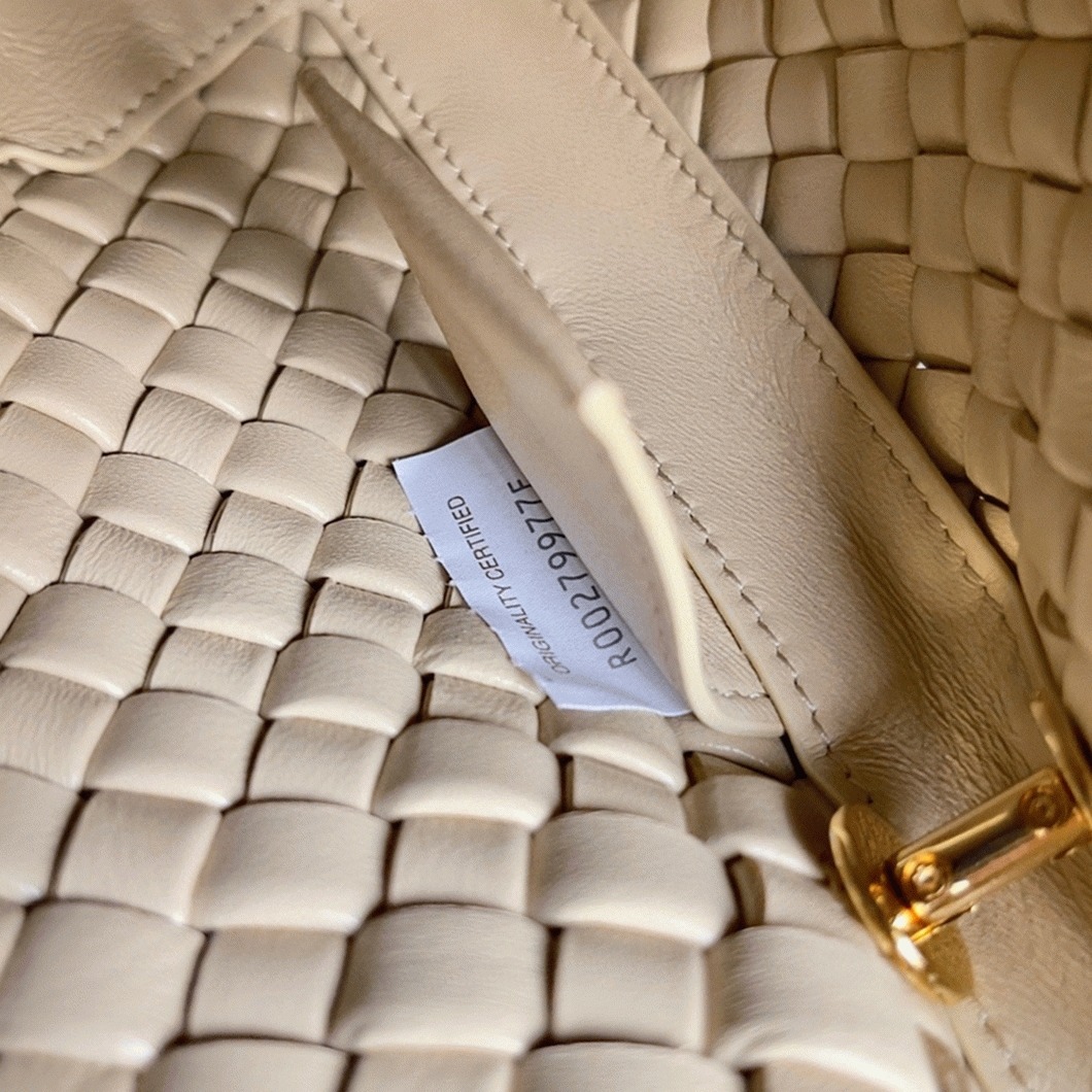 Fake Bottega Veneta Clicker Small Bag Porridge