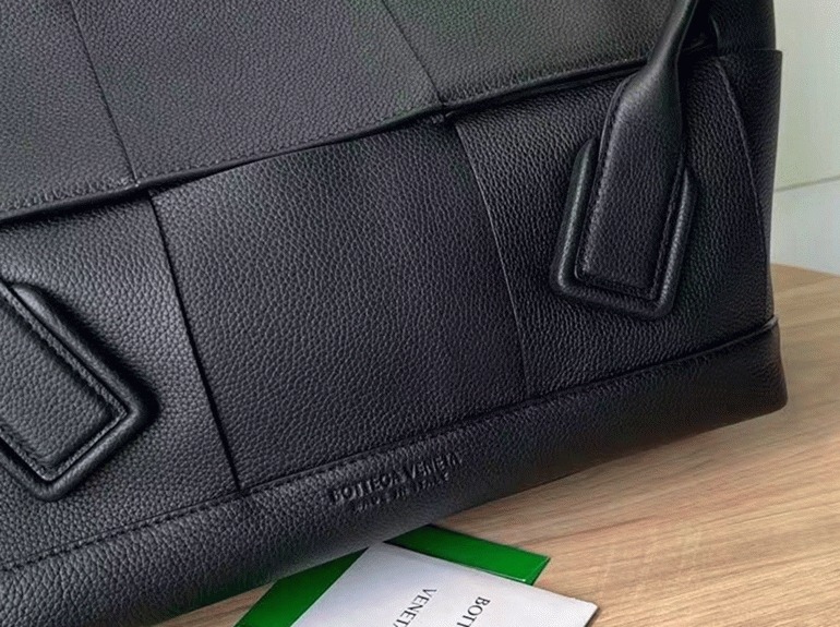 Top Quality Knockoff Bottega Veneta Arco Medium Bag In Black Grained Leather