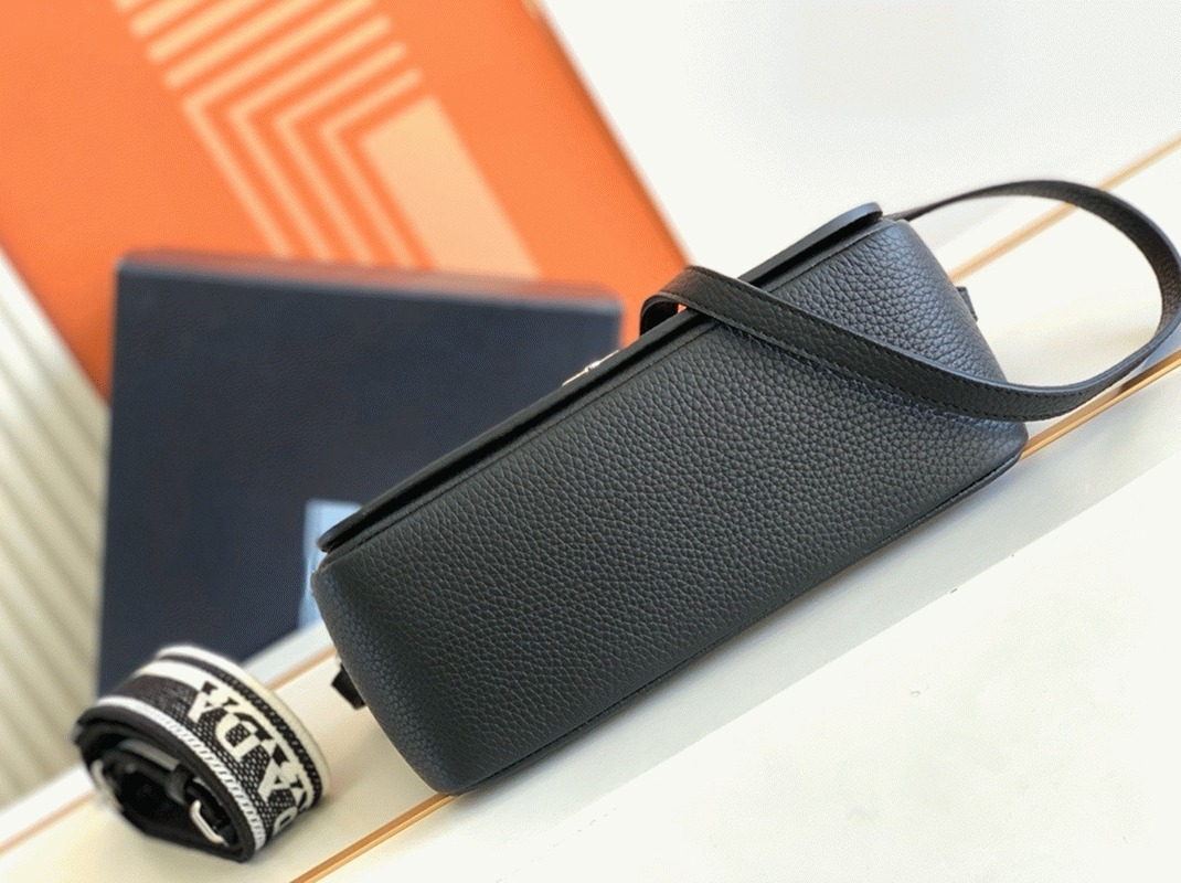 Prada Flap Shoulder Bag Knockoff in Black
