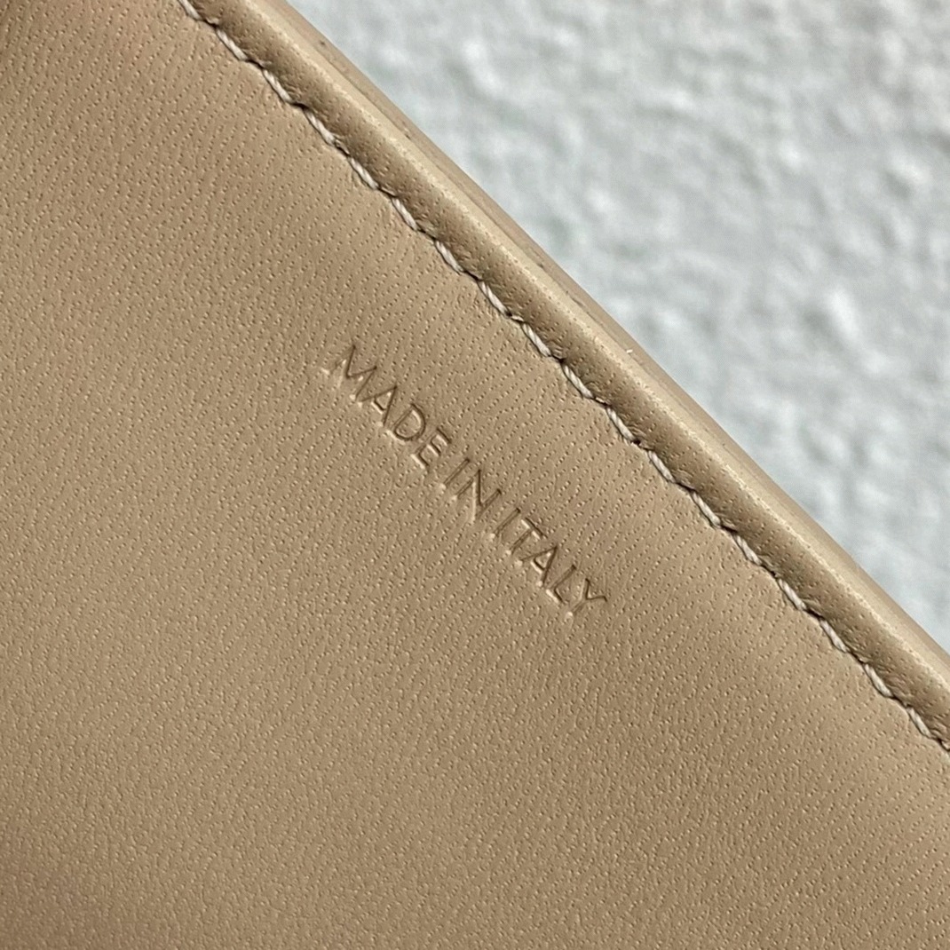 Top Quality Imitation Celine Triomphe Medium Bag In Nude