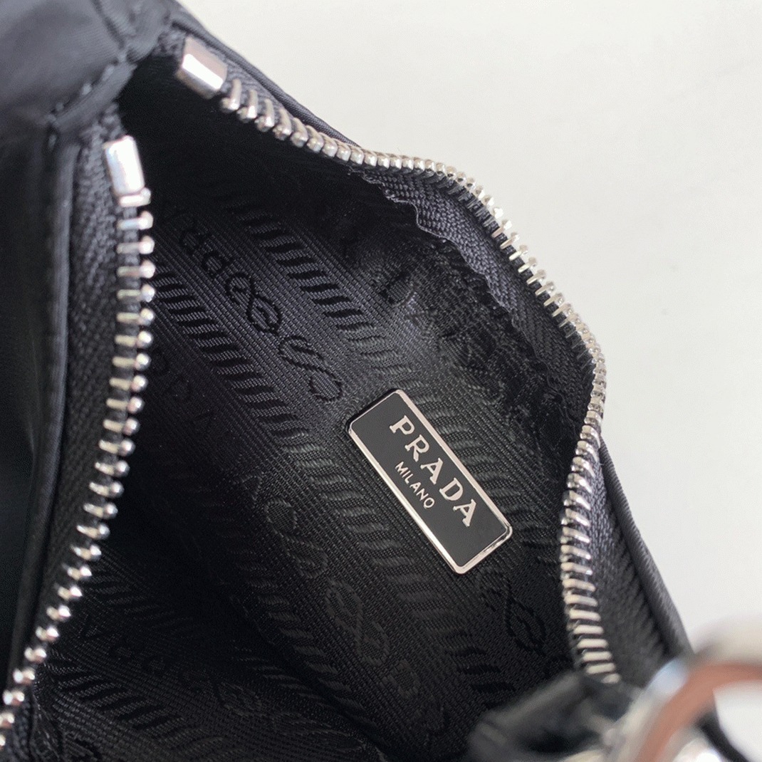 Prada Re-Edition Shoulder Bag Fake in Black