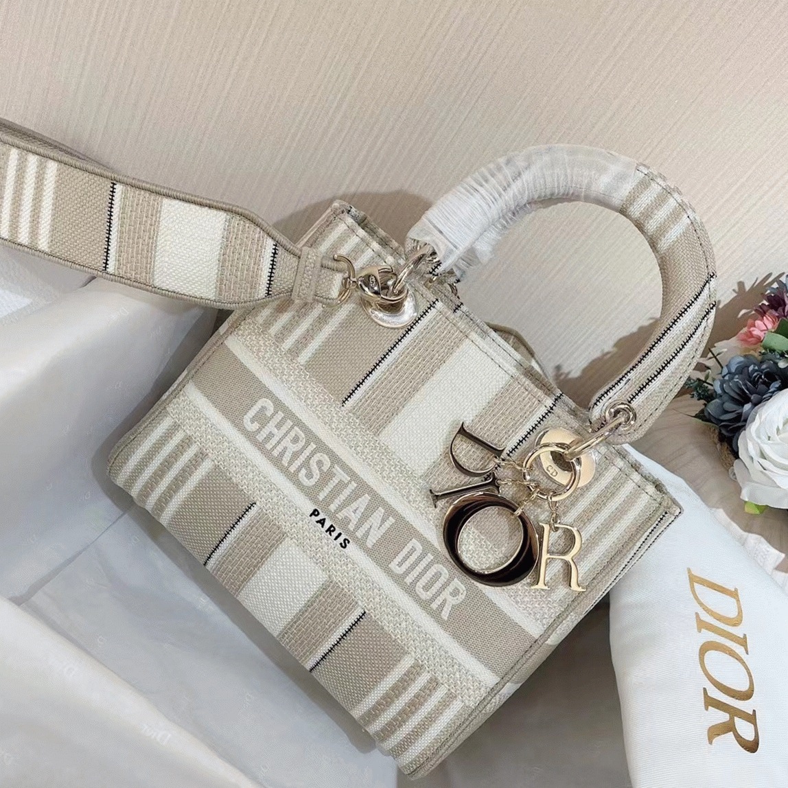 Dior Lady D-Lite Medium Bag Knockoff in Beige Stripes Embroidery