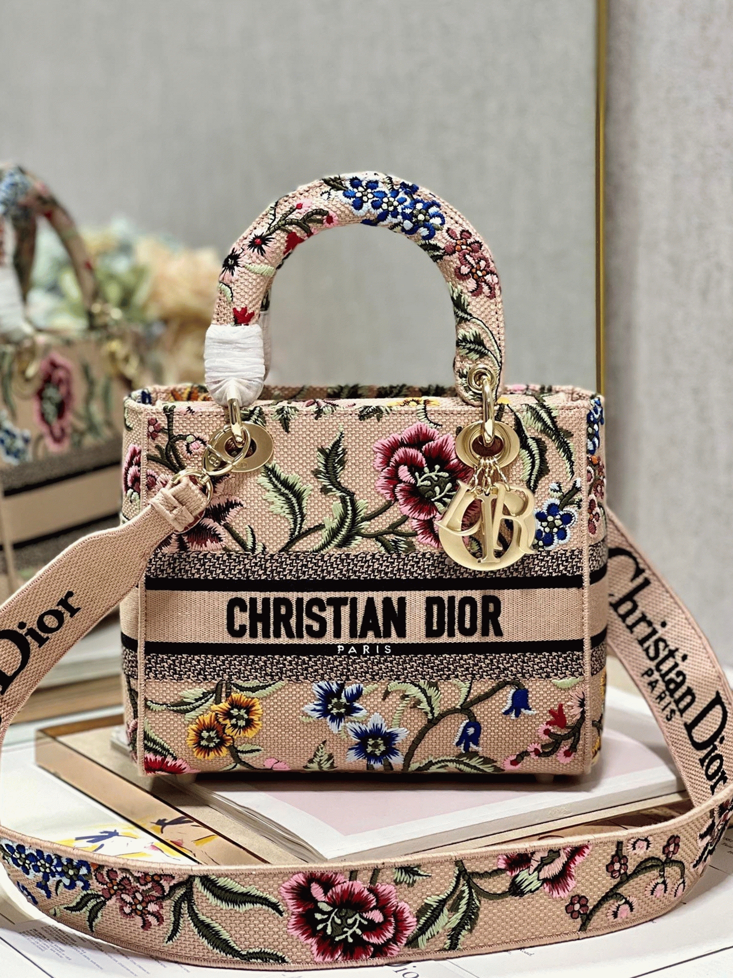 Dior Lady D-Lite Medium Bag Fake in Beige Raffia Embroidered with Dior Petites Fleurs