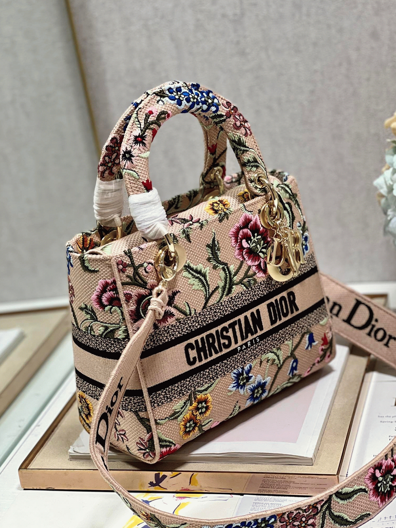 Dior Lady D-Lite Medium Bag Fake in Beige Raffia Embroidered with Dior Petites Fleurs