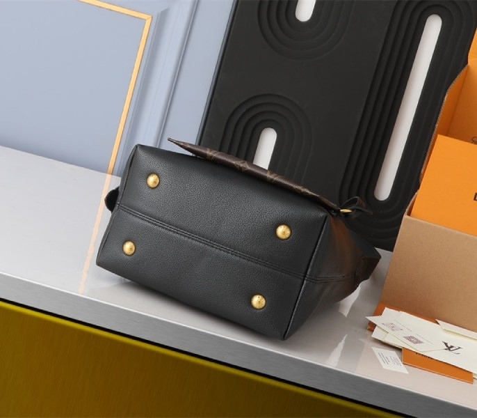 Louis Vuitton Low Key MM Hobo In Black