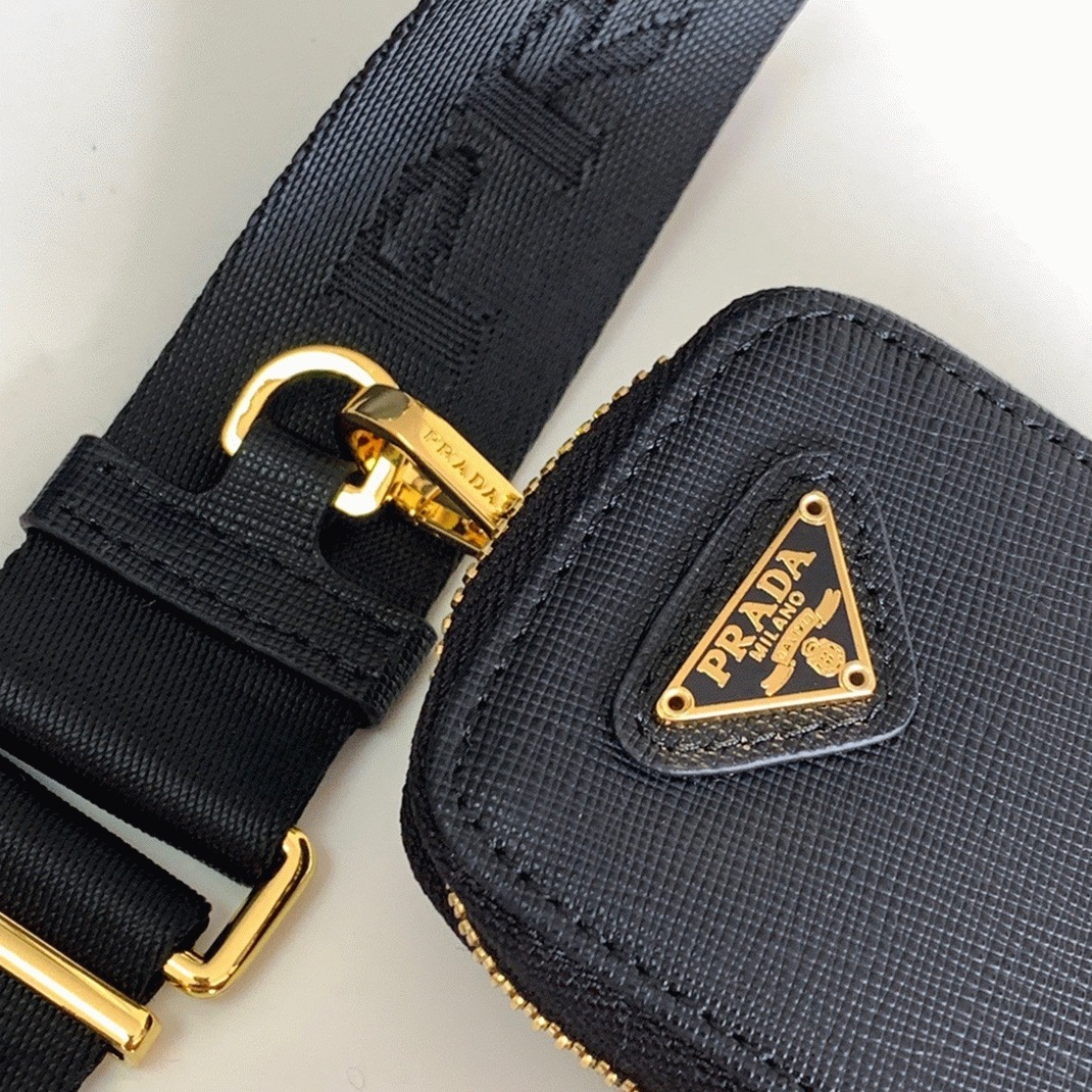 Prada Re-Edition 2005 Shoulder Bag Fake in Black