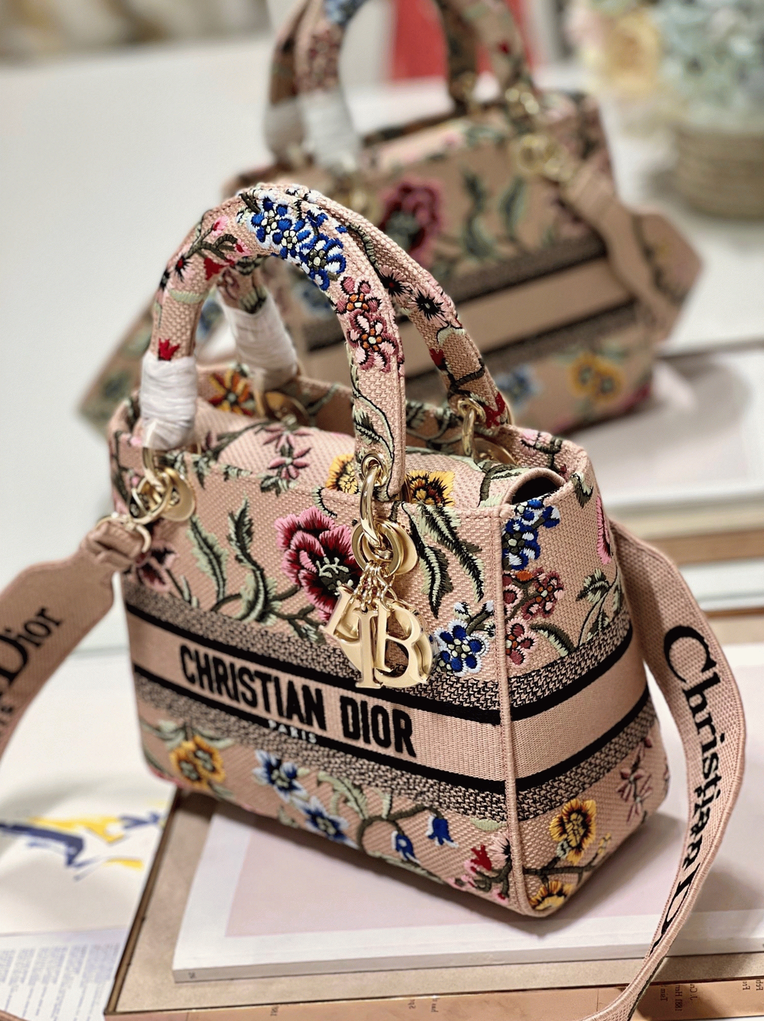 Dior Lady D-Lite Medium Bag Fake in Beige Raffia Embroidered with Dior Petites Fleurs