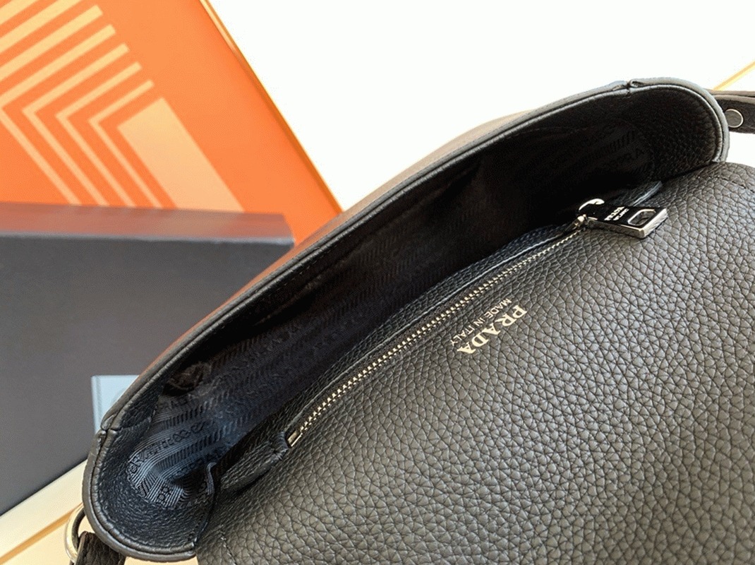 Prada Flap Shoulder Bag Knockoff in Black