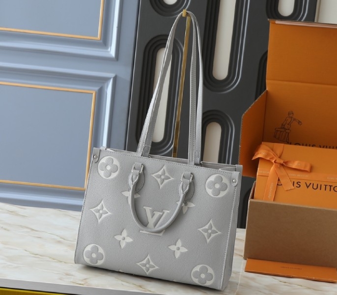 Monogram Empreinte OnTheGo MM Tote In Gray And White Quartz