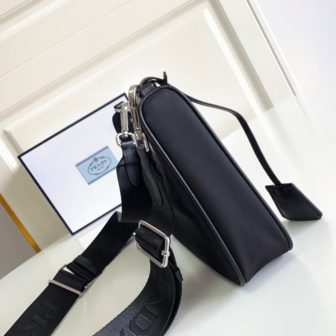 Prada Re-Edition Shoulder Bag Fake in Black