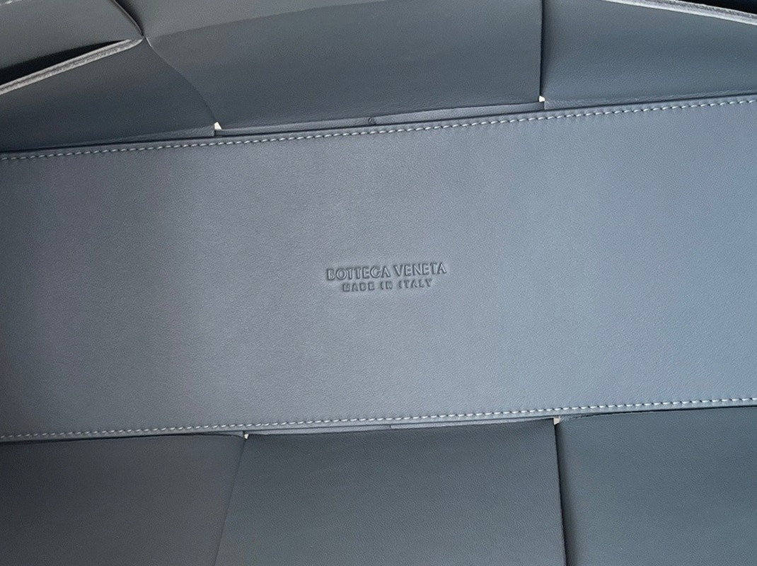 Fake Bottega Veneta Arco Medium Tote Thunder