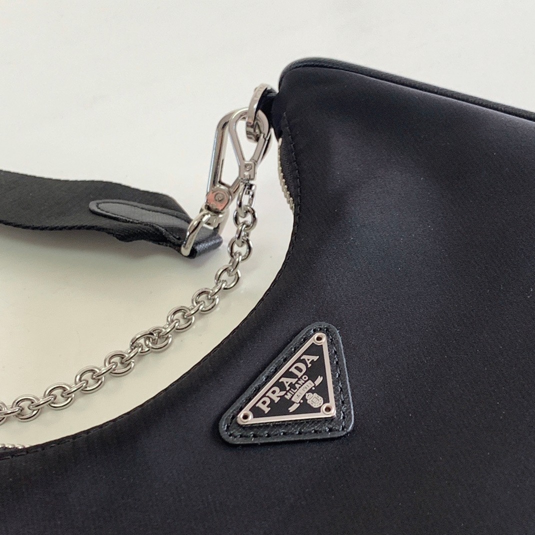 Prada Re-Edition Shoulder Bag Fake in Black