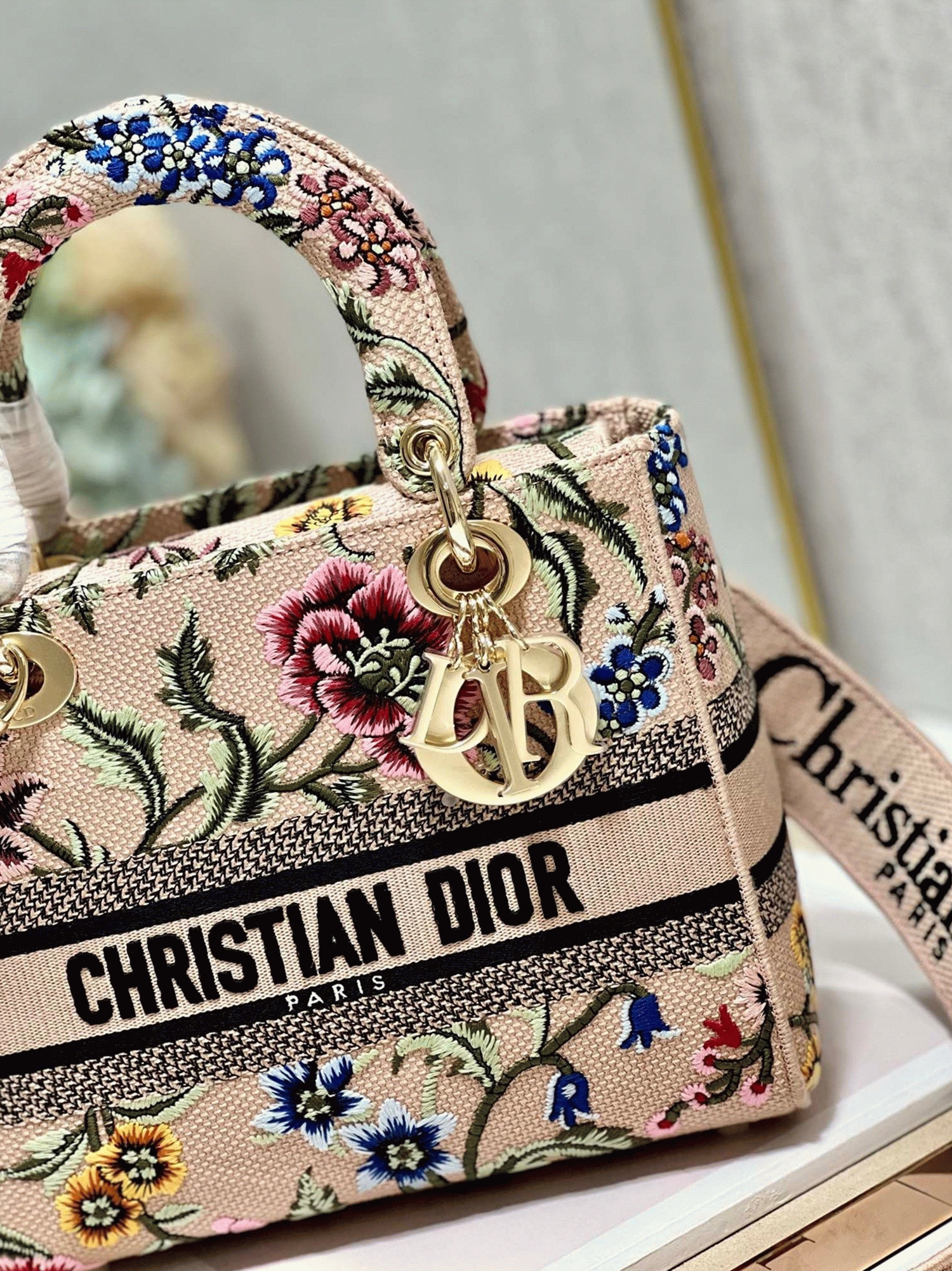 Dior Lady D-Lite Medium Bag Fake in Beige Raffia Embroidered with Dior Petites Fleurs