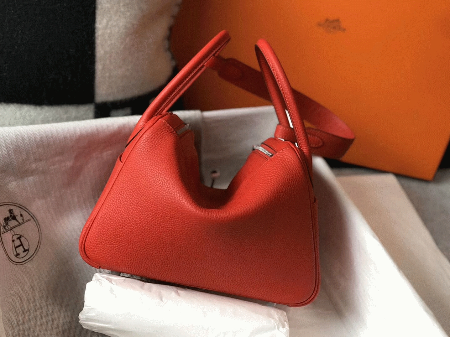 Fake Hermes Lindy 26cm handbag in red