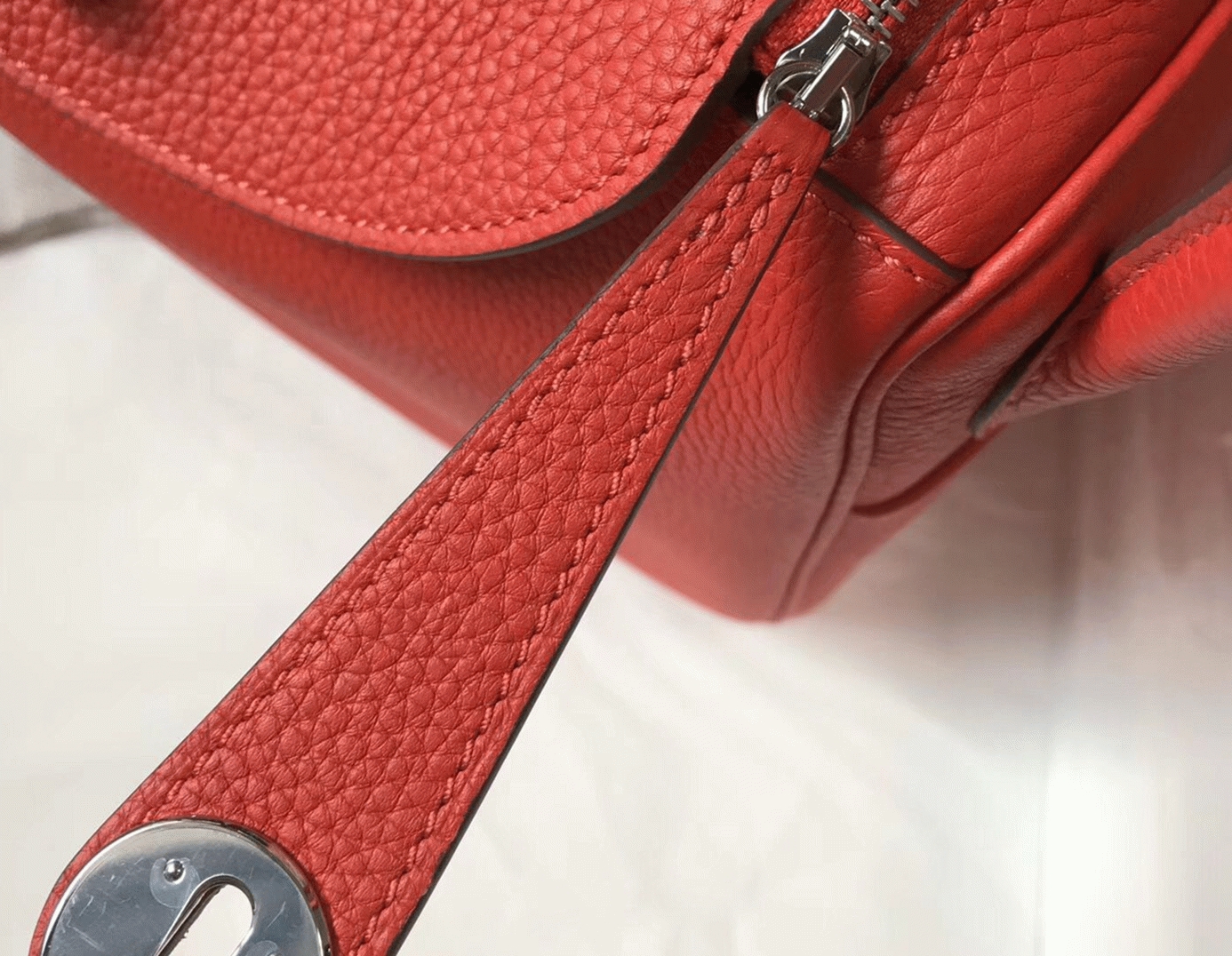 Fake Hermes Lindy 26cm handbag in red
