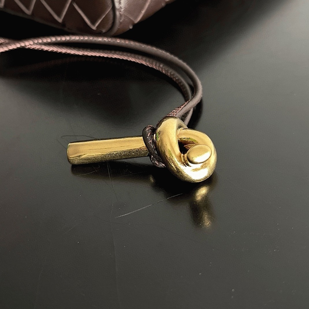 Replica Bottega Veneta Andiamo Clutch with Handle Fondant Intrecciato Lambskin