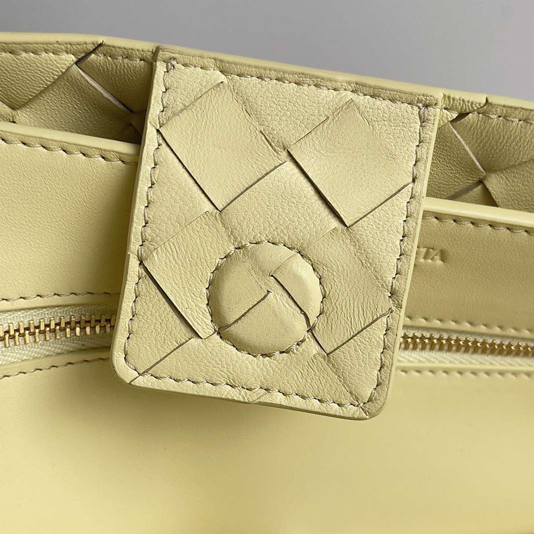 Fake Bottega Veneta Medium Andiamo Bag Ice Cream