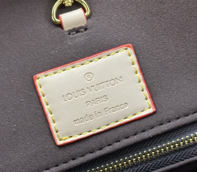 Louis Vuitton Monogram Craggy Onthego MM Tote In Vanilla