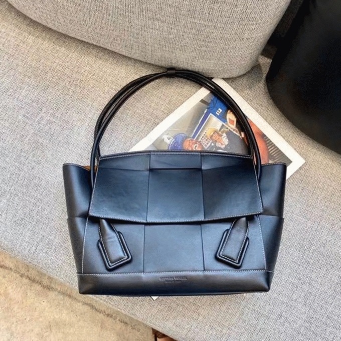 Top Quality Replica Bottega Veneta Arco Medium Bag In Black Intrecciato Calfskin