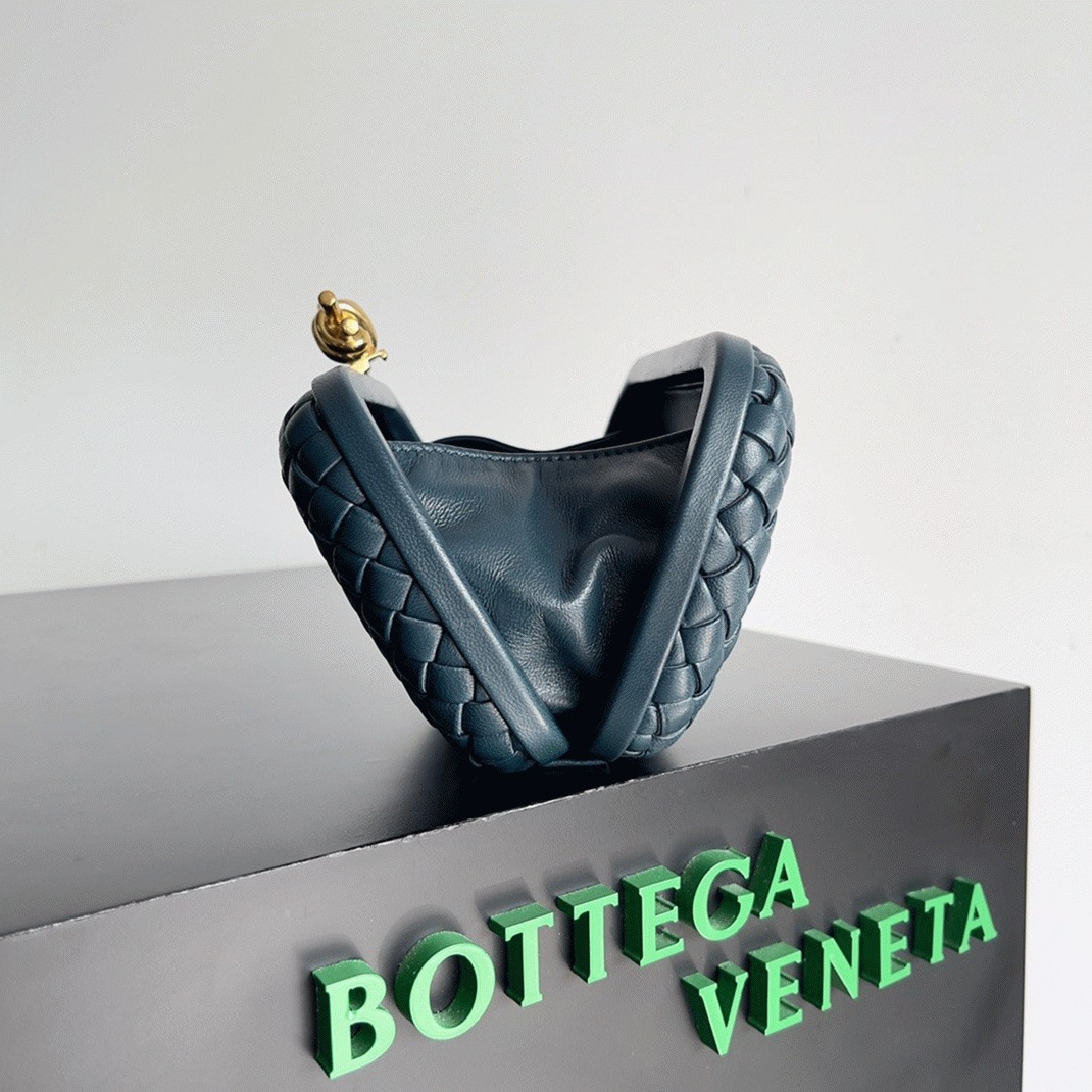 Replica Bottega Veneta Knot Minaudiere Clutch Space