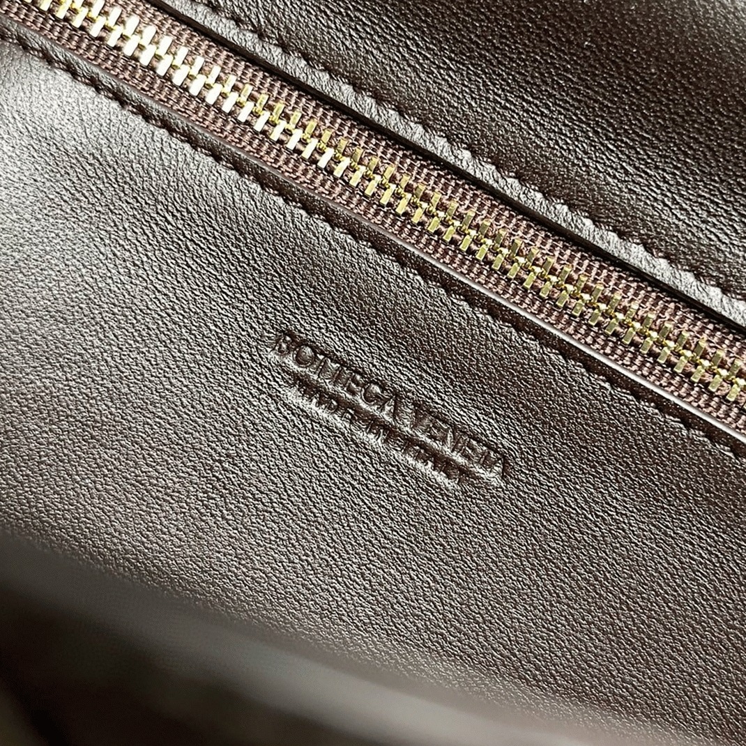 Replica Bottega Veneta Andiamo Clutch with Handle Fondant Intrecciato Lambskin