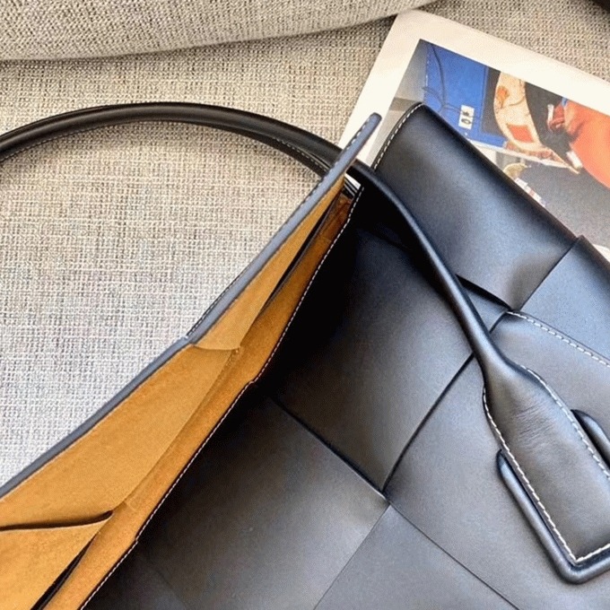 Top Quality Replica Bottega Veneta Arco Medium Bag In Black Intrecciato Calfskin