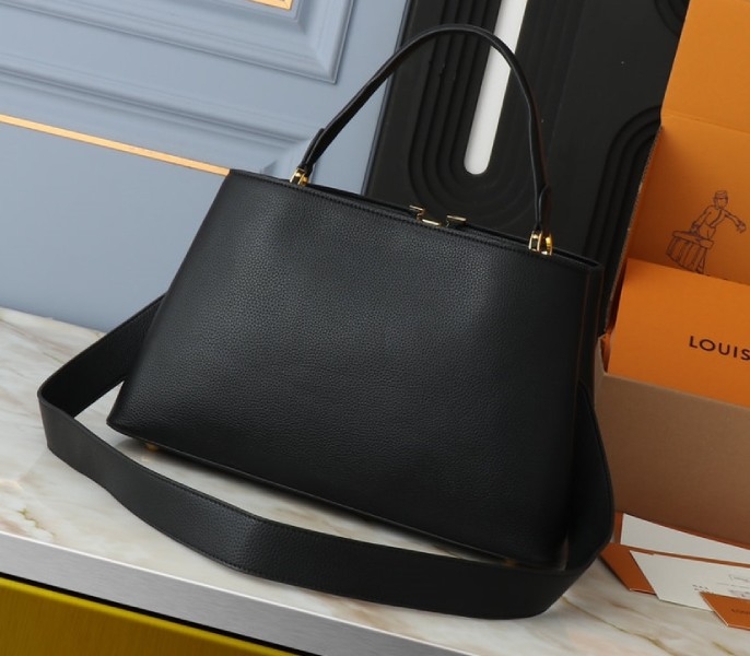 Louis Vuitton Capucines GM Souple Handbag In Black