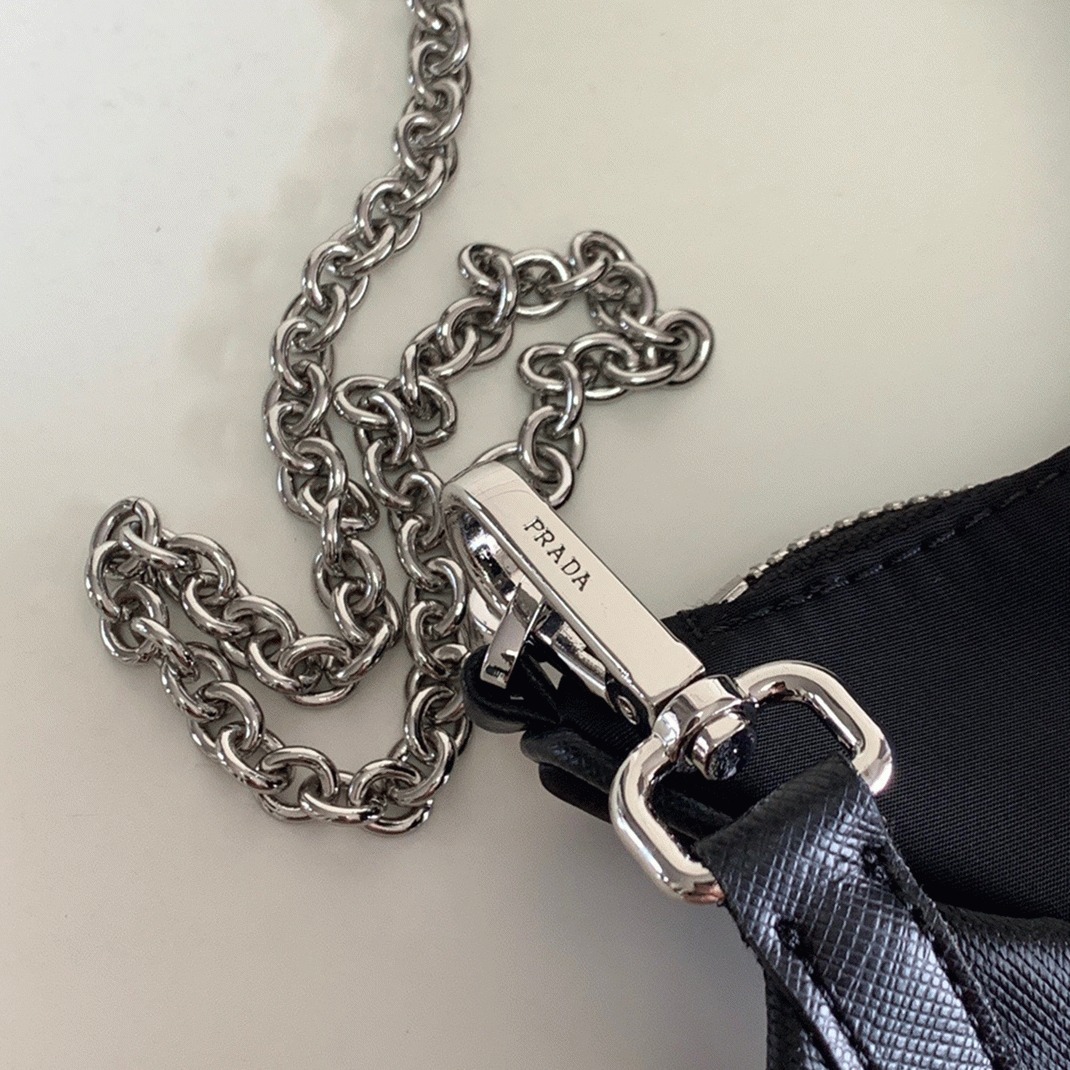 Prada Re-Edition Shoulder Bag Fake in Black