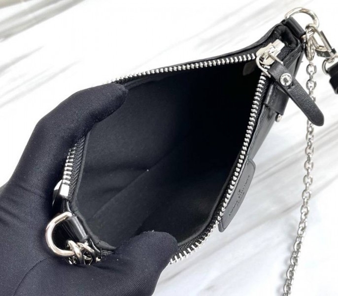 Louis Vuitton Epi Leather Easy Pouch On Strap In Black